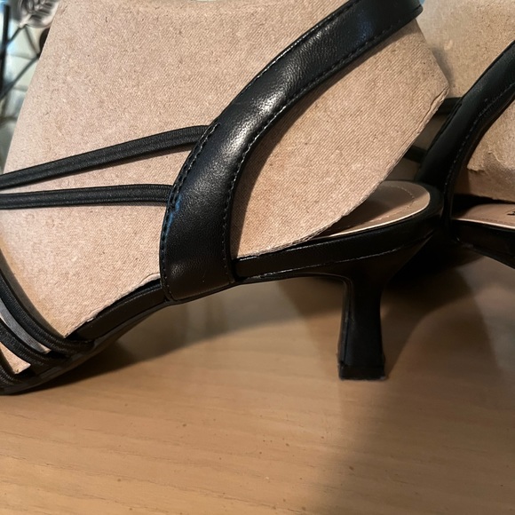 MPO.  Black Slingback Princess Heels no buckles! 9M. New w/o tags. Versatile - Picture 4 of 12